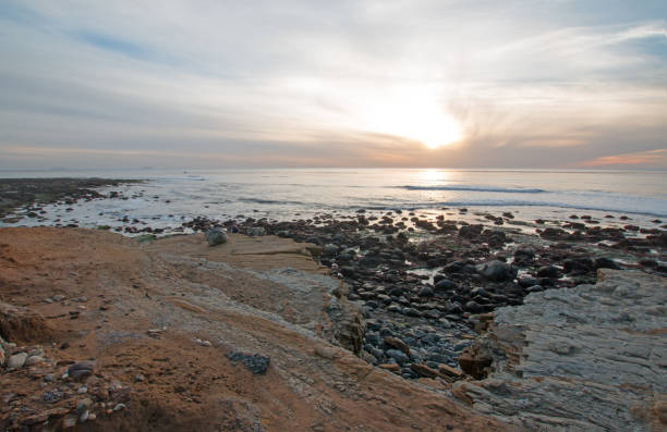 tramonto su point loma tidepools al cabrillo national monument di san diego, nel sud della california - point cabrillo sea pacific ocean sky foto e immagini stock