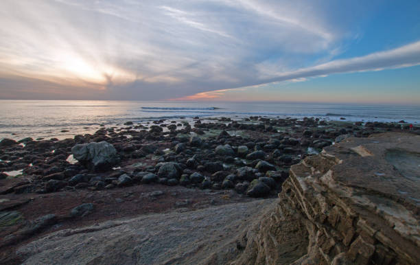 tramonto su point loma tidepools al cabrillo national monument di san diego, nel sud della california - point cabrillo sea pacific ocean sky foto e immagini stock