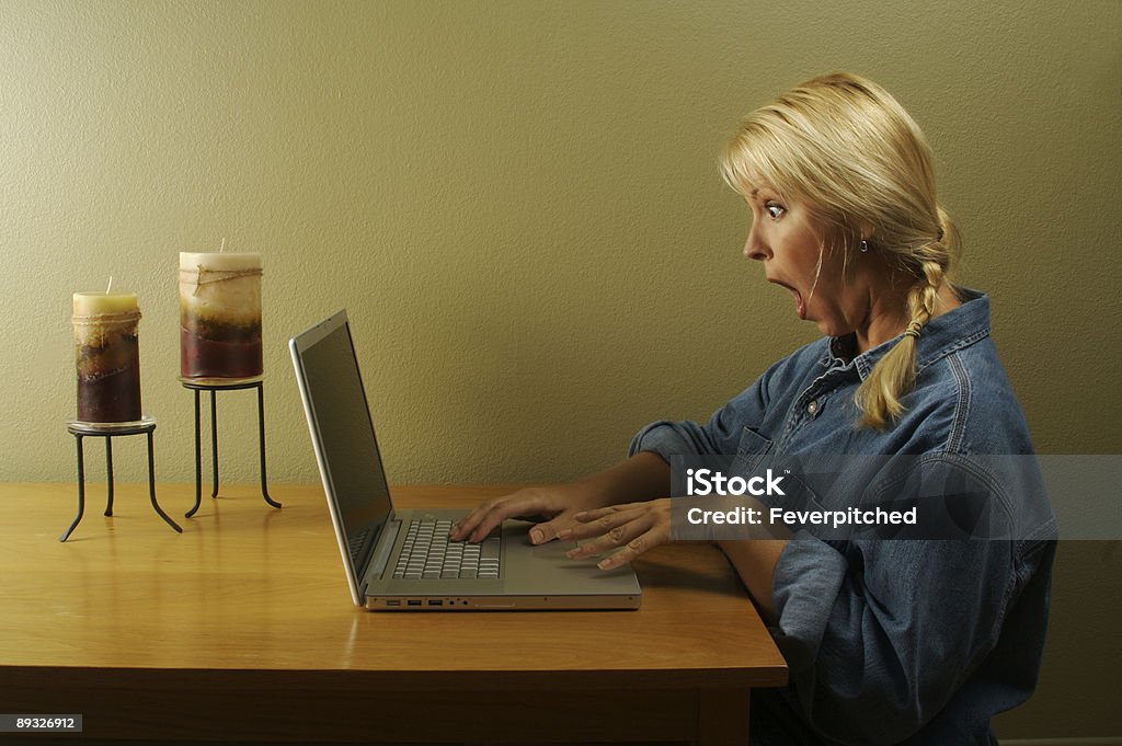 Kobieta za pomocą laptopa z serii - Zbiór zdjęć royalty-free (Biuro)
