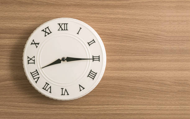 근접 촬영 화이트 시계 장식 표시는 분기 과거 8 시 또는 오전 8 시 15 분에 나무 책상에 질감 배경 복사 공간 - number 8 oclock clock number 뉴스 사진 이미지