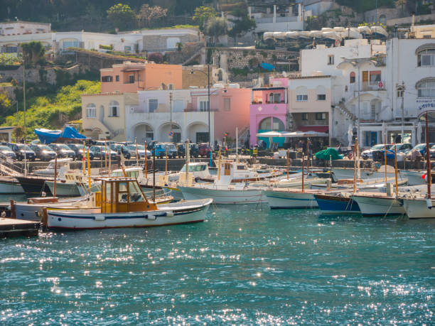 капри, неаполь, италия. гавань села марина гранде в весенний сезон - ischia island campania nautical vessel harbor стоковые фото и изображения