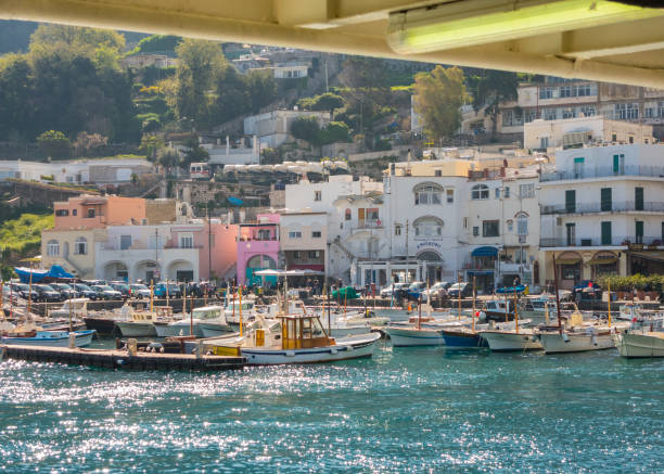 капри, неаполь, италия. гавань села марина гранде в весенний сезон - ischia island campania nautical vessel harbor стоковые фото и изображения