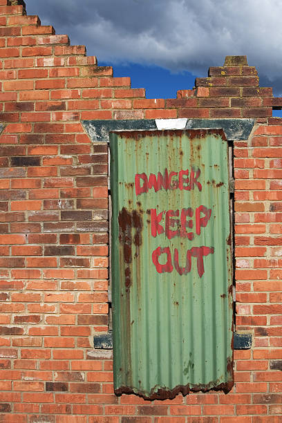 опасность хранить - sign rust old fashioned corrugated iron стоковые фото и изображения