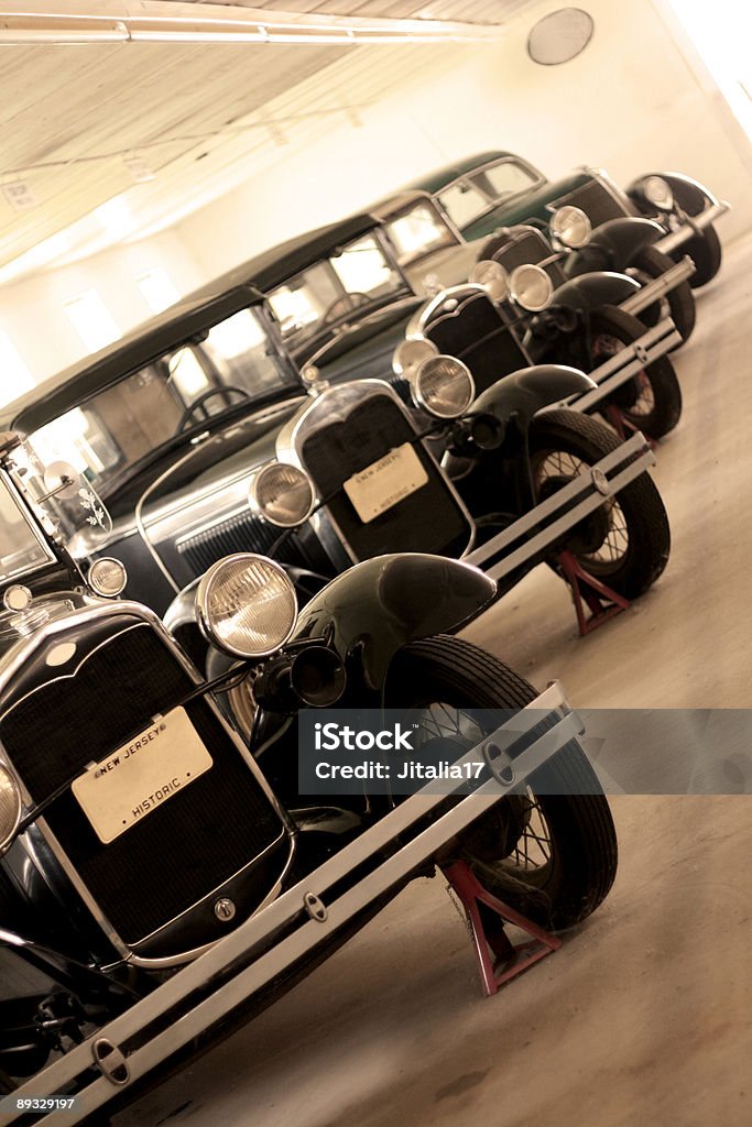 Un Garage pieno di auto d'epoca In una riga - Foto stock royalty-free di Automobile