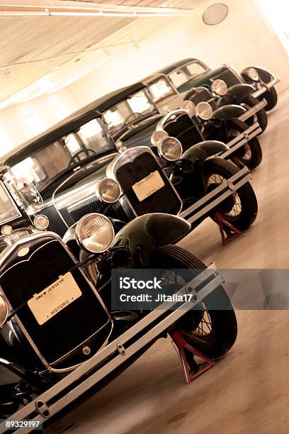 Garagem Cheio De Antiguidade Carros Em Uma Linha - Fotografias de stock e mais imagens de Carro - Carro, 1900, Carro Antigo