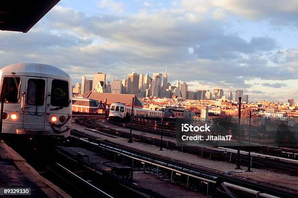 Stazione Della Metropolitana Di New Yorkmanhattan Skyline Con Treni - Fotografie stock e altre immagini di Ambientazione esterna