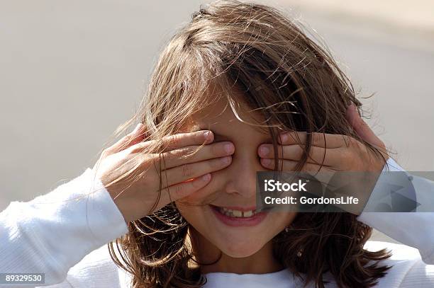 Foto de Menina Com As Mãos Sobre Os Olhos E Um Sorriso e mais fotos de stock de Esconder - Esconder, Face Humana, Adolescente