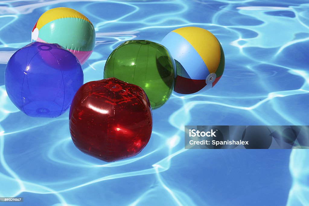 Пляжный мяч - Стоковые фото Бассейн роялти-фри