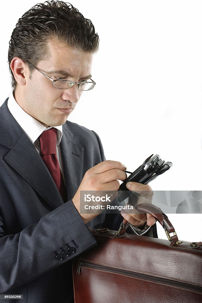 Homme d'affaires avec mallette à l'aide d'un assistant numérique personnel - Photo de Adulte libre de droits