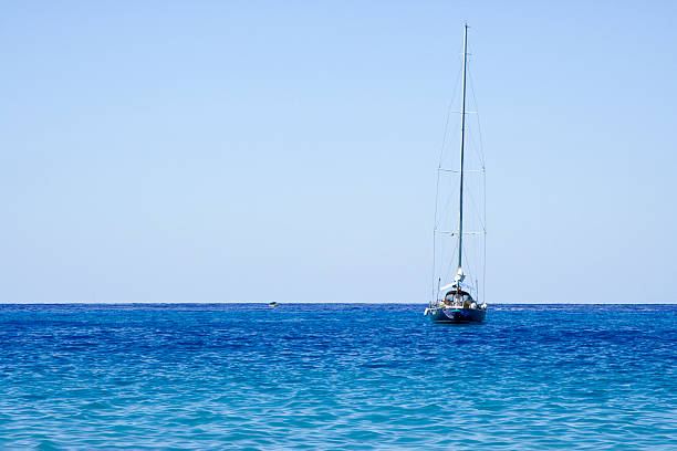 Mar azul com um Veleiro - fotografia de stock