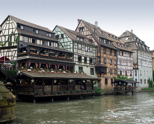 estructura casas en estrasburgo - gedraengt fotografías e imágenes de stock