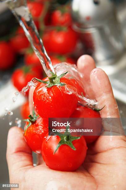 Lavar O Tomate - Fotografias de stock e mais imagens de Lavar - Lavar, Tomatinho, Alimentação Saudável