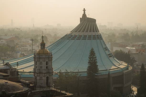 panoramasicht auf die neue basilika von guadalupe. - smog mexico mexico city air pollution stock-fotos und bilder