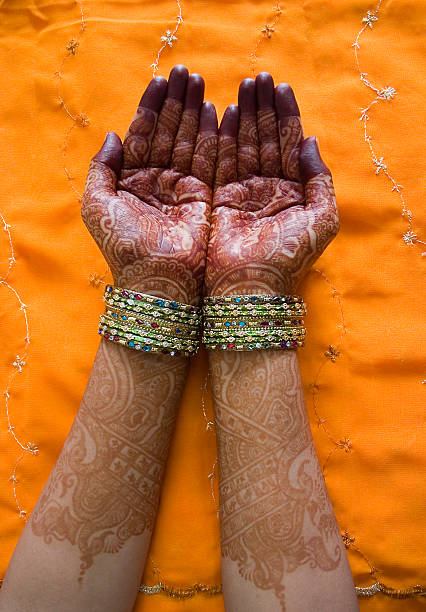 hände eines indischen braut mit henna-design und armreifen. - wedding indian culture pakistan henna tattoo stock-fotos und bilder