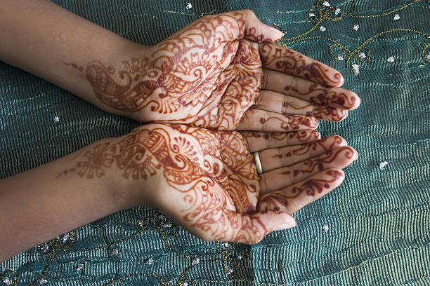 mãos com design de hena - wedding indian culture pakistan henna tattoo - fotografias e filmes do acervo