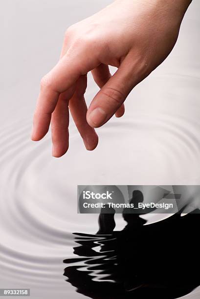 Ręka Dotyka Wody Serii - zdjęcia stockowe i więcej obrazów Dobre samopoczucie - Dobre samopoczucie, Dorosły, Dziewiczość