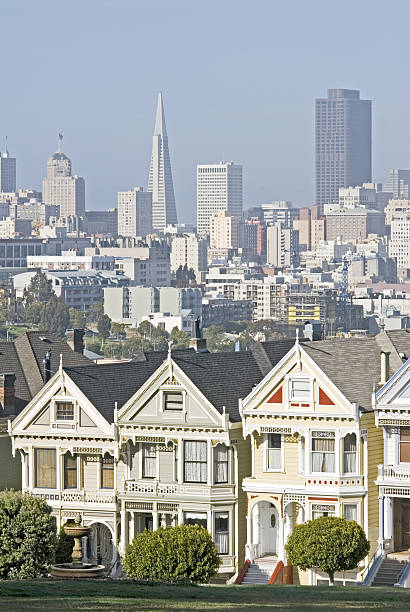 painted ladies, alamo square - painted ladies photos et images de collection