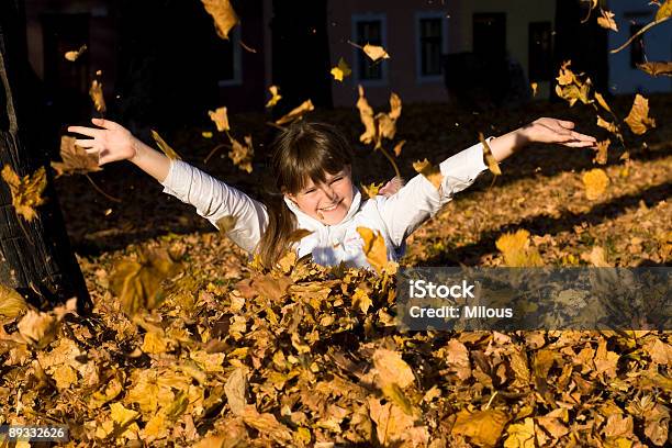 Das Mädchen Im Herbst Blätter Stockfoto und mehr Bilder von Aktiver Lebensstil - Aktiver Lebensstil, Aktivitäten und Sport, Ausgedörrt