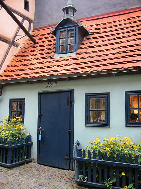 little house in golden lane prague - fsachs78 stockfoto's en -beelden
