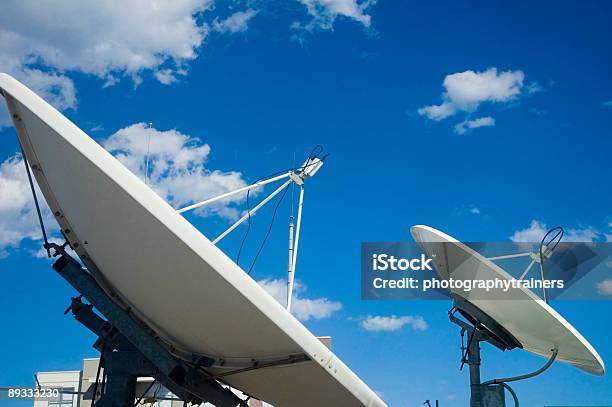 Il Piatto - Fotografie stock e altre immagini di Affari - Affari, Antenna - Attrezzatura per le telecomunicazioni, Antenna parabolica