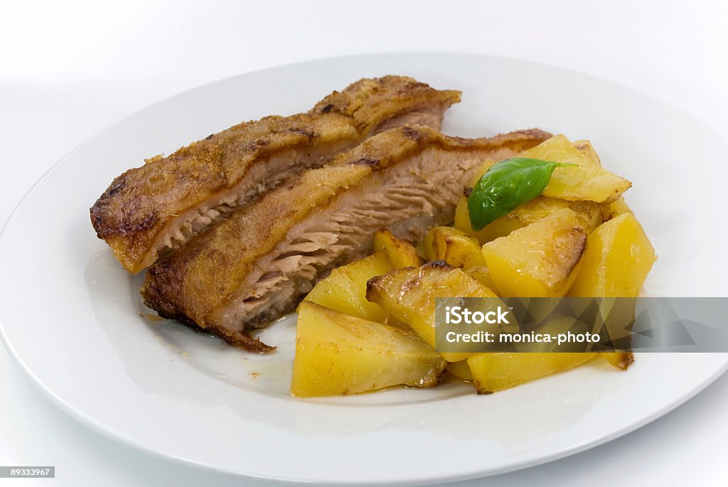 gourmet de carne suína assada com batatas fritas e hortelã - Foto de stock de Almoço royalty-free