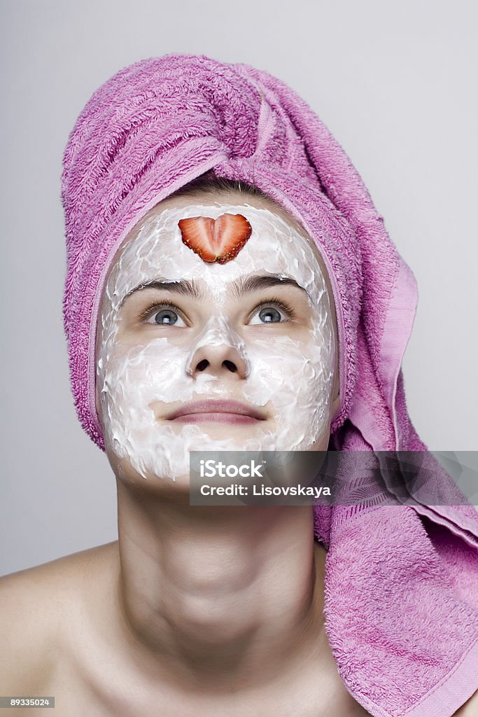 Menina com máscara de morango - Foto de stock de Morango royalty-free