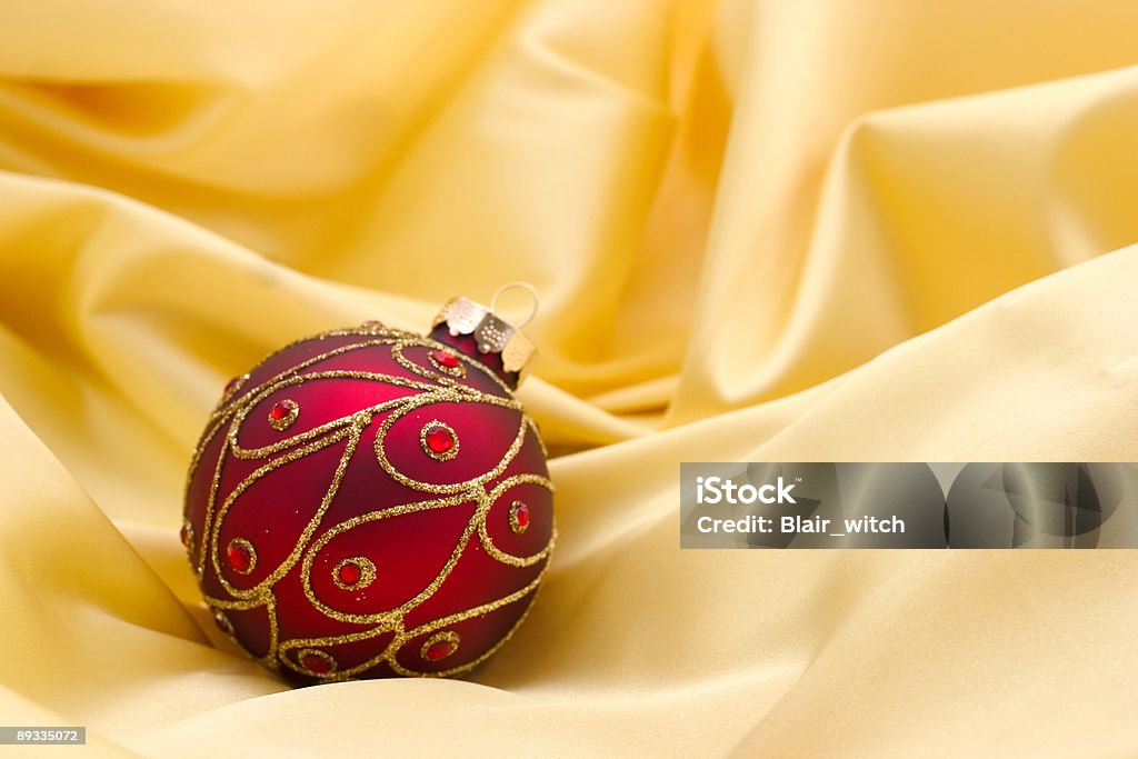 Adorno rojo a amarillo - Foto de stock de Adorno de navidad libre de derechos