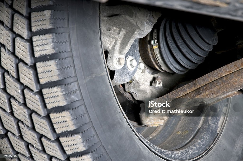 Mécanicien de suspension voiture - Photo de Adulte libre de droits