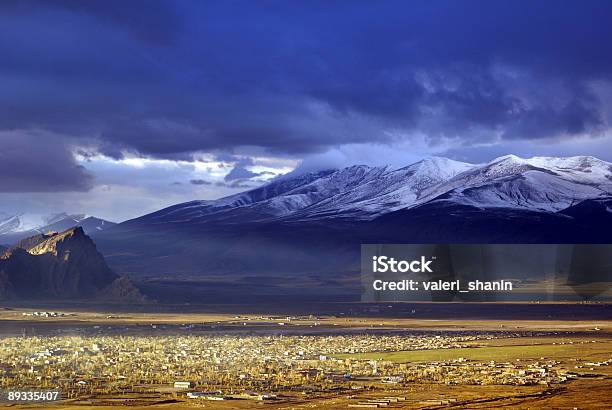 Snow Mountain Y Al Atardecer Foto de stock y más banco de imágenes de Aire libre - Aire libre, Anochecer, Azul