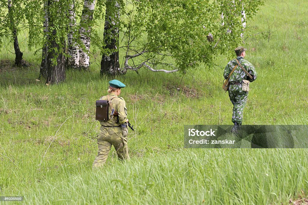 Soldati sul patrol - Foto stock royalty-free di Abbigliamento mimetico