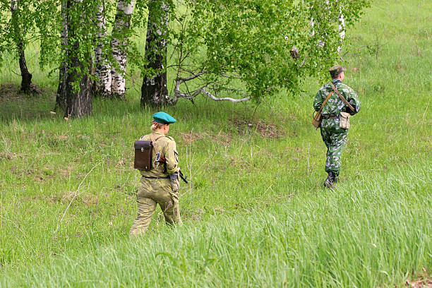 soldados em patrol - russian culture women spy russia - fotografias e filmes do acervo