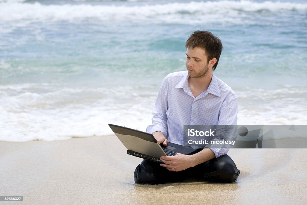 Homem com o computador na praia - Royalty-free 20-29 Anos Foto de stock
