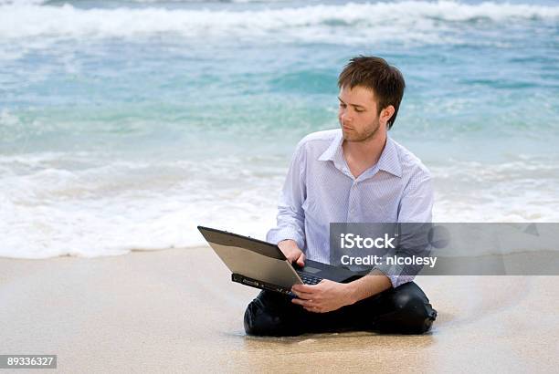 Homem Com O Computador Na Praia - Fotografias de stock e mais imagens de 20-29 Anos - 20-29 Anos, Adulto, Ao Ar Livre