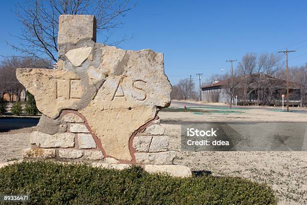 Stone Texas Cartello Stradale Nella Parte Anteriore Delledificio In Stagno - Fotografie stock e altre immagini di Cielo