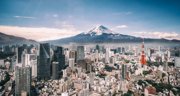 mt. fuji und skyline von tokyo - tokio stock-fotos und bilder