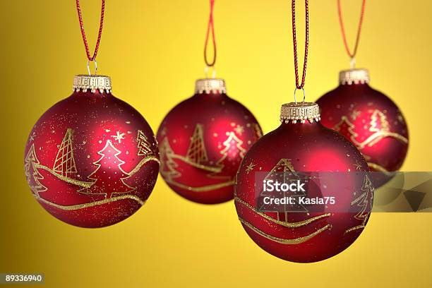 Bolas Para Árvore De Natal - Fotografias de stock e mais imagens de Amarelo - Amarelo, Artigo de Decoração, Baile noturno