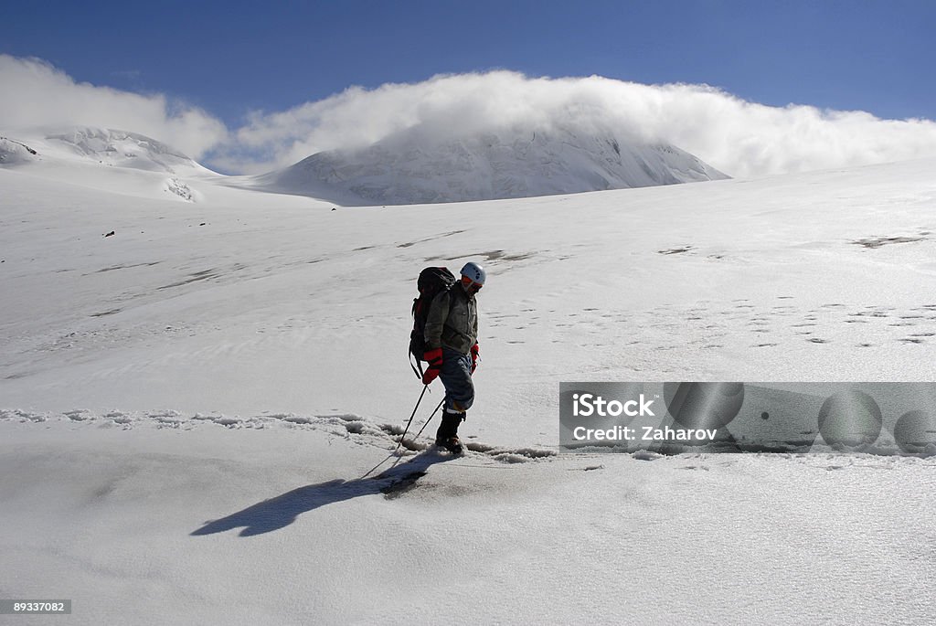 Trekking su un ghiacciaio. - Foto stock royalty-free di Adulto