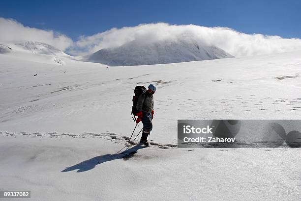 Trekking Um Glaciar - Fotografias de stock e mais imagens de Acampar - Acampar, Adulto, Ao Ar Livre