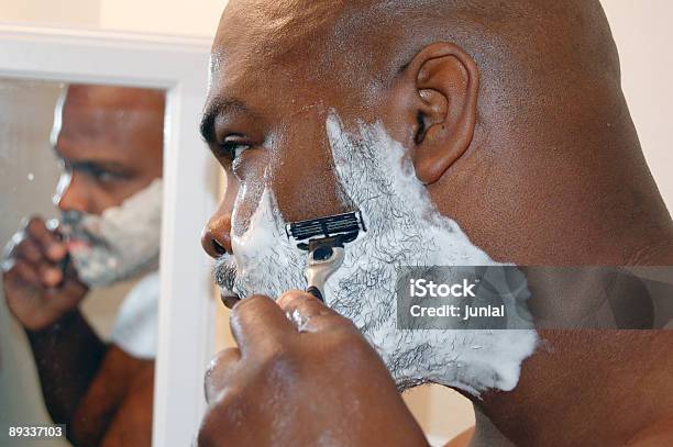 African American Man Afeitado Foto de stock y más banco de imágenes de Afeitarse - Afeitarse, Gel para el pelo, Hombres