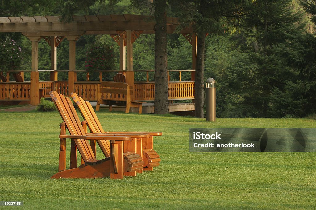 Muskoka sillas en un hermoso jardín - Foto de stock de Jardín privado libre de derechos