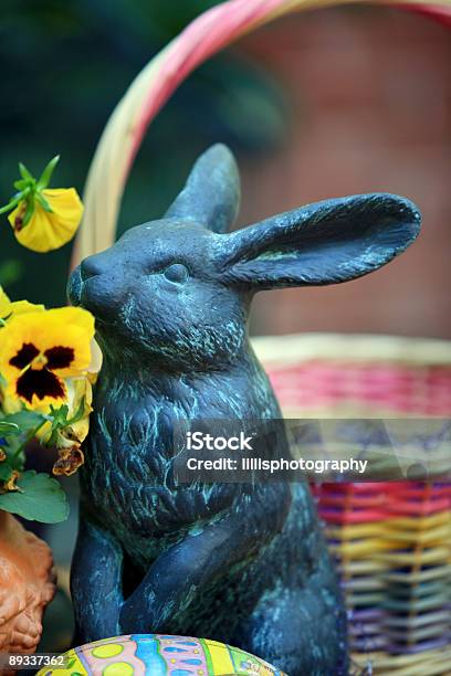 Wielkanoc Bunny W Wiosna Kwiaty I Koszyka - zdjęcia stockowe i więcej obrazów Bez ludzi - Bez ludzi, Bratek, Dekoracja