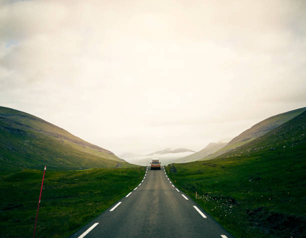 el primer coche que he visto en días - road landscape journey road trip fotografías e imágenes de stock