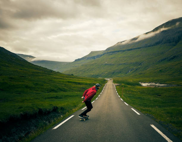 recogiendo algunos velocidad allí - una sola vía fotografías e imágenes de stock