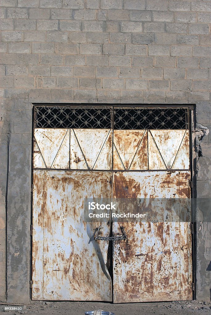 Oxidadas de puerta - Foto de stock de Abollado libre de derechos