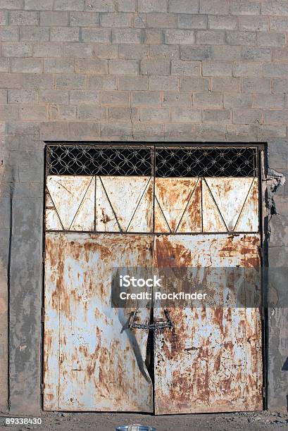 Oxidadas De Puerta Foto de stock y más banco de imágenes de Abollado - Abollado, Asia Occidental, Cadena - Objeto fabricado
