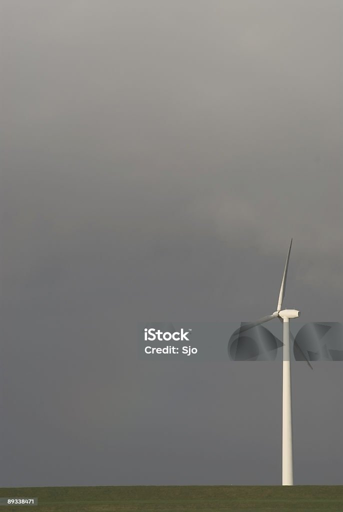Windkraftanlage vor einem dunklen Himmel - Lizenzfrei Dramatischer Himmel Stock-Foto