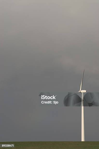 Windkraftanlage Vor Einem Dunklen Himmel Stockfoto und mehr Bilder von Dramatischer Himmel - Dramatischer Himmel, Elektrizität, Energieindustrie