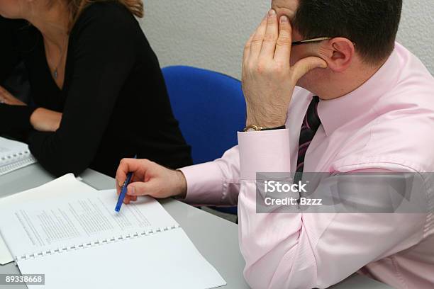 Geschäftsmann Denken Beim Thema Auf Der Tagung Stockfoto und mehr Bilder von Abwarten - Abwarten, Akademisches Lernen, Arbeitszimmer