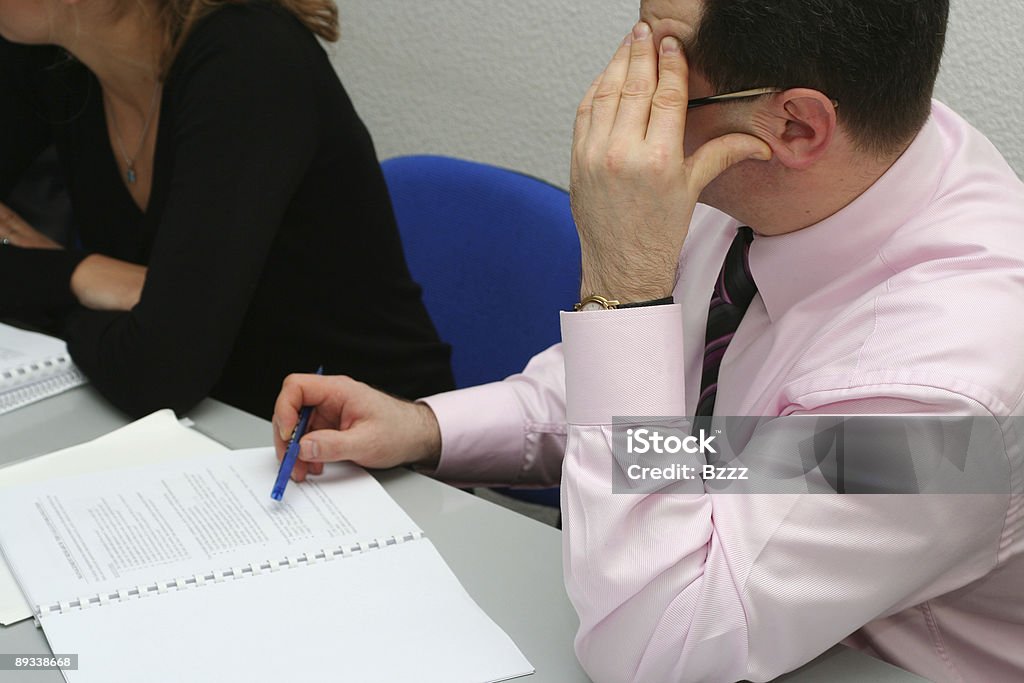 Empresário a pensar no assunto na reunião - Foto de stock de Adulto royalty-free