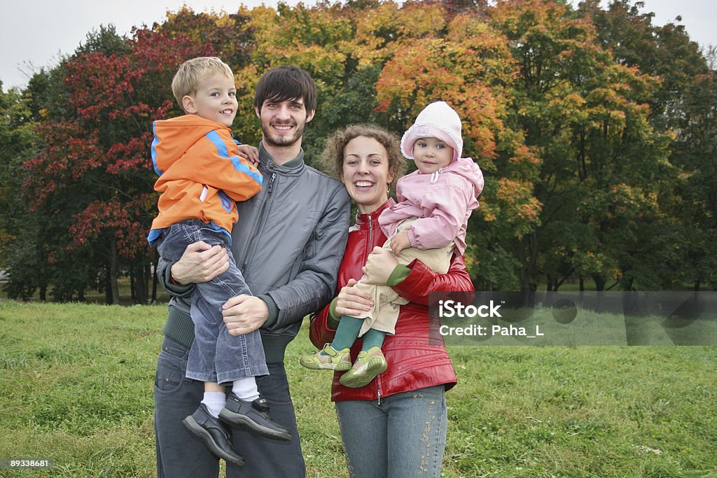 Automne famille de quatre personnes - Photo de Adulte libre de droits